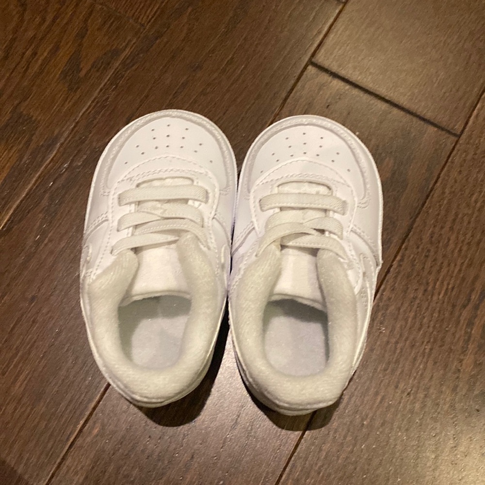 BABY NIKE SIZE 4C SNEAKERS